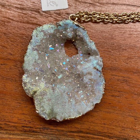 Beautiful white iridescent druzy necklace - Picture 8 of 9